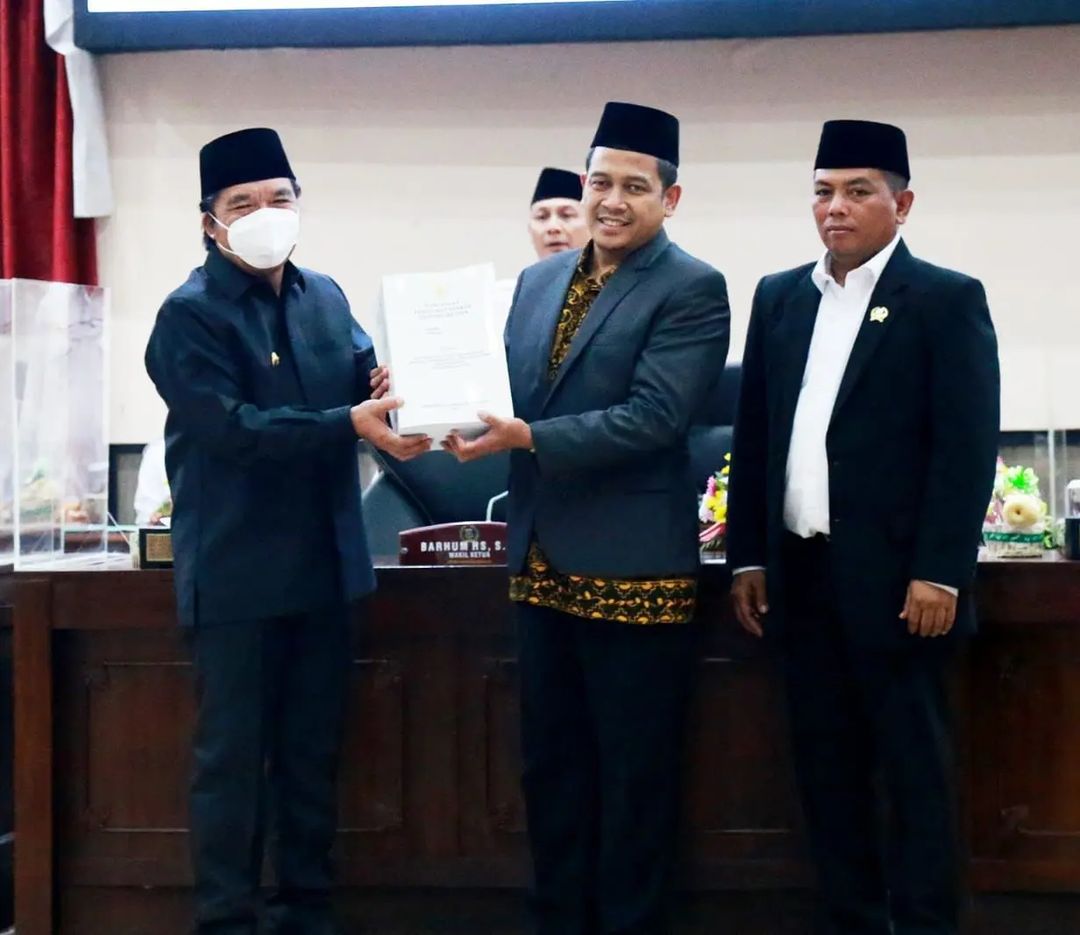 Al Muktabar Menyampaikan Raperda Pertanggungjawaban APBD Provinsi Banten TA 2021 Dalam Rapat Paripurna DPRD Banten