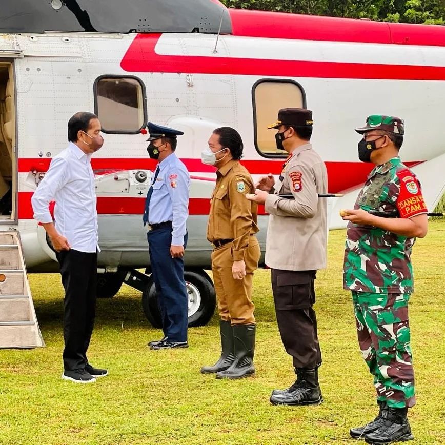 Pj Gubernur Banten Al Muktabar Dampingi Presiden Jokowi Meninjau Harga Migor Curah Di Pasar Baros