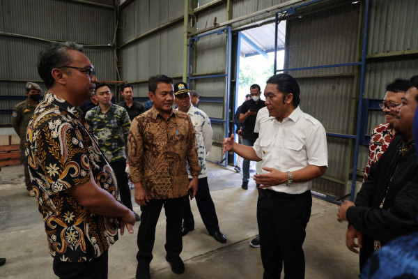 Pastikan Ketersediaan Beras, Pj Gubernur Banten Al Muktabar Tinjau Gudang Bulog Sub Divre Serang