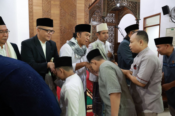 Pj Gubernur Banten Al Muktabar Salat Idul Fitri 1444 H di Masjid Raya Al Bantani