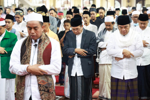 Pj Gubernur Banten Al Muktabar Laksanakan Sholat Idul Adha 1444 H di Masjid Raya Al Bantani
