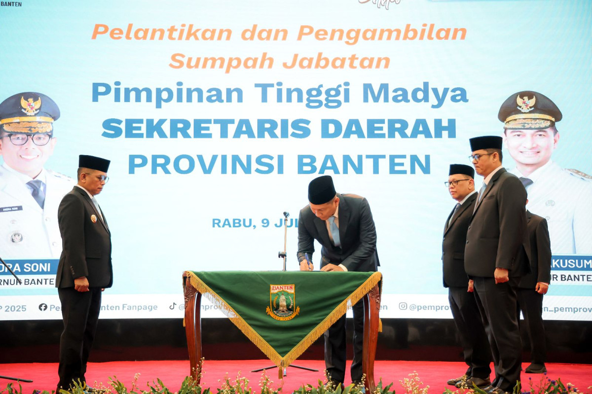 Gubernur Banten Andra Soni Lantik Deden Apriandhi H Sebagai Sekda Provinsi Banten