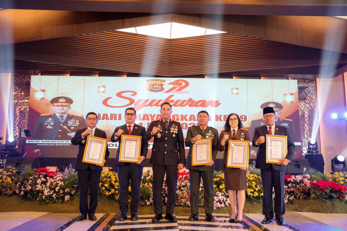 Hari Bhayangkara ke-79, Gubernur Banten Andra Soni Terima Penghargaan dari Polda Banten