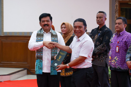 Pj Gubernur Al Muktabar Terima 42 Sertipikat Tanah Aset Pemprov Banten