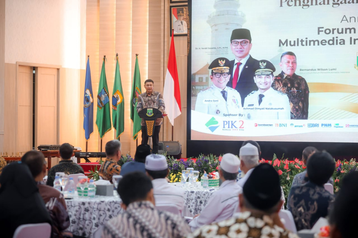 Gubernur Banten Andra Soni Raih Pena Emas 2025 Forum Pimred Multimedia Indonesia