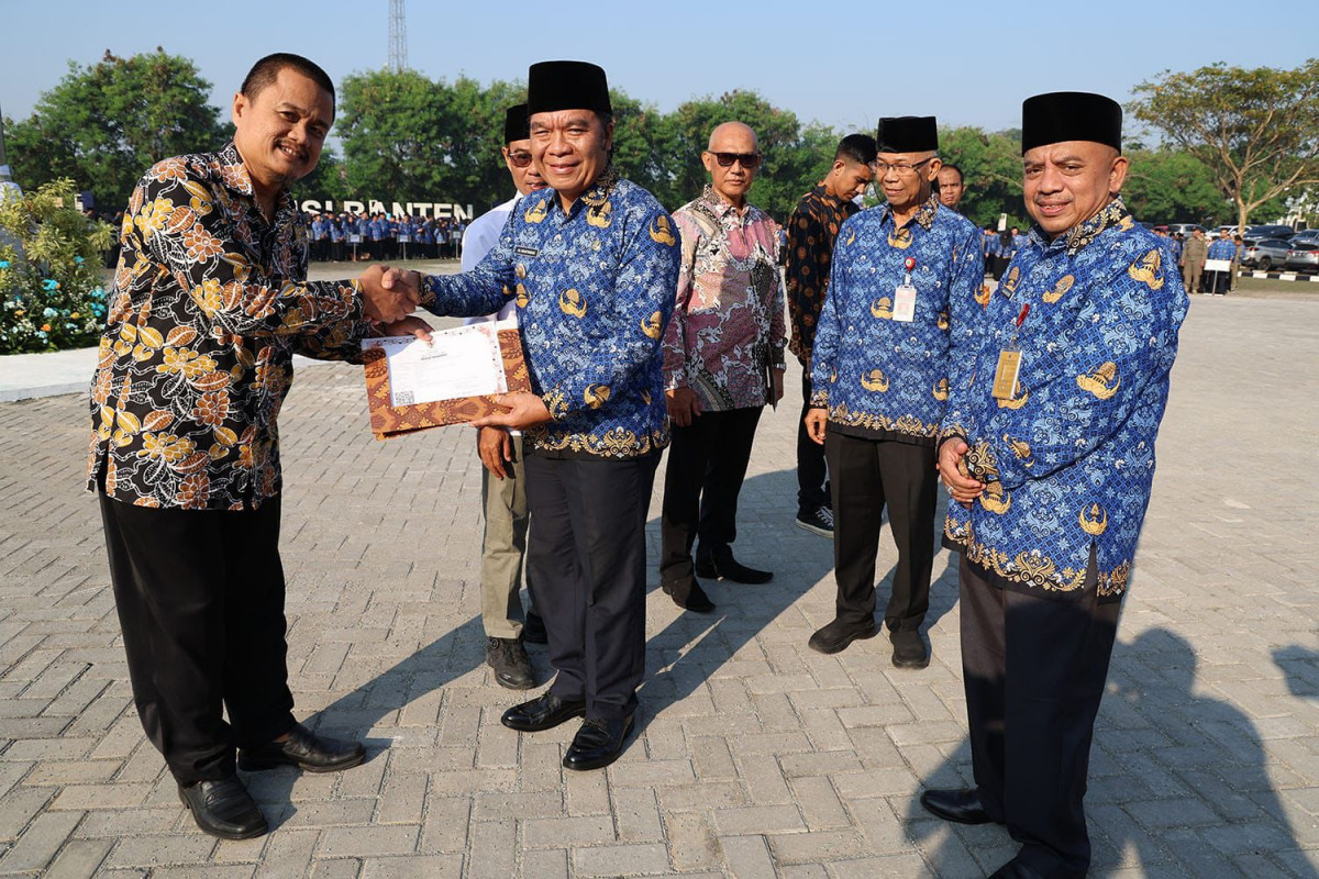 Pj Gubernur Serahkan 690 Sertifikat NIK dan 100 Akta Notaris Binaan Banten